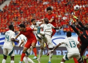 爱游戏在线-球队在比赛中奋勇拼搏争夺胜利