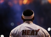 爱游戏官方入口-足球的两面，团队绝境重生与个人天赋闪耀