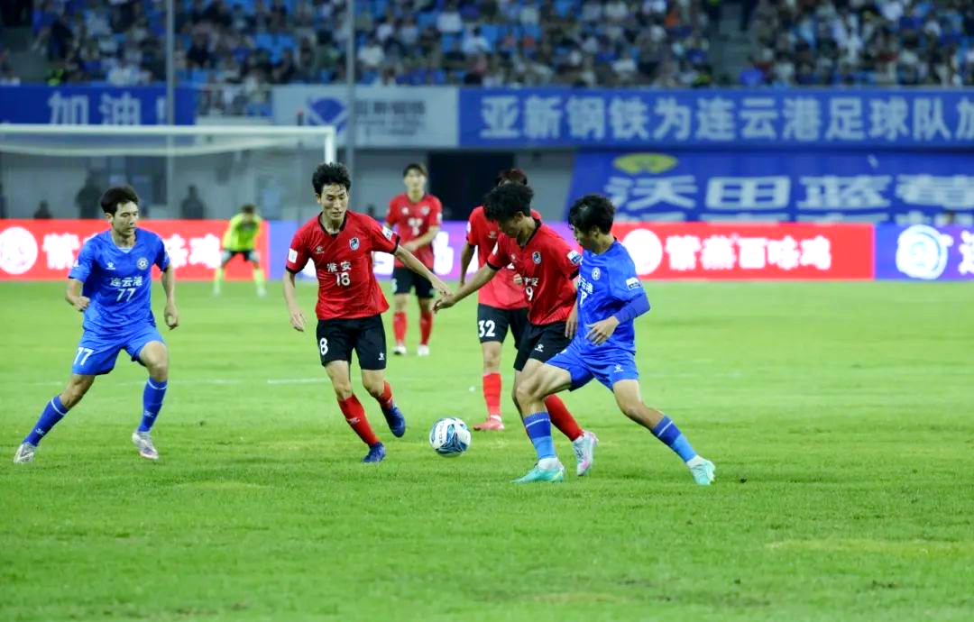 联赛中双方球队激烈对抗赛场火爆