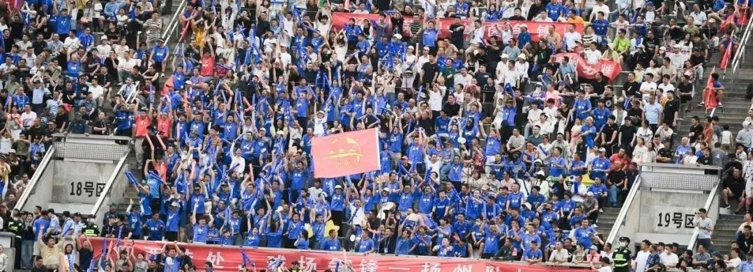 温情场面感动球迷，球队以胜利收场