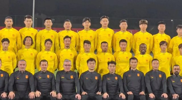 国内足球联赛半程战罢，球队排名形成鲜明对比的简单介绍