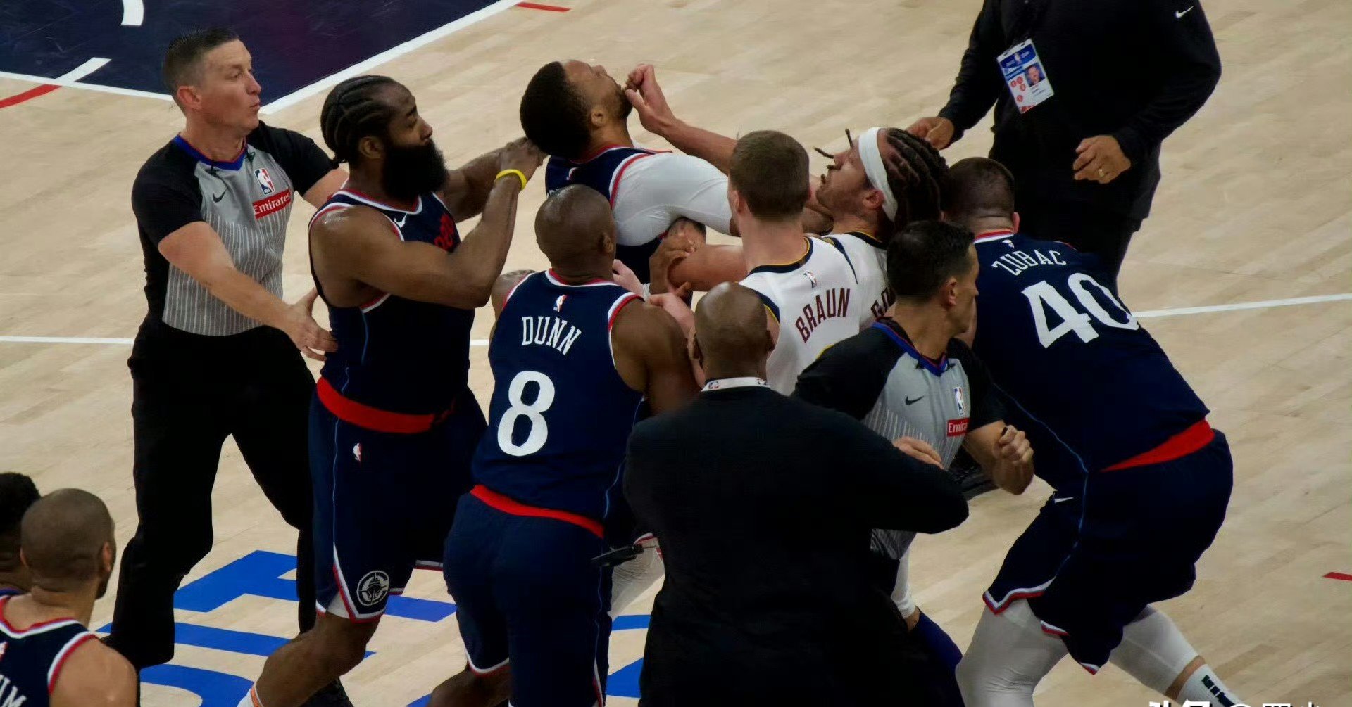 快船客场击败掘金结束四连败