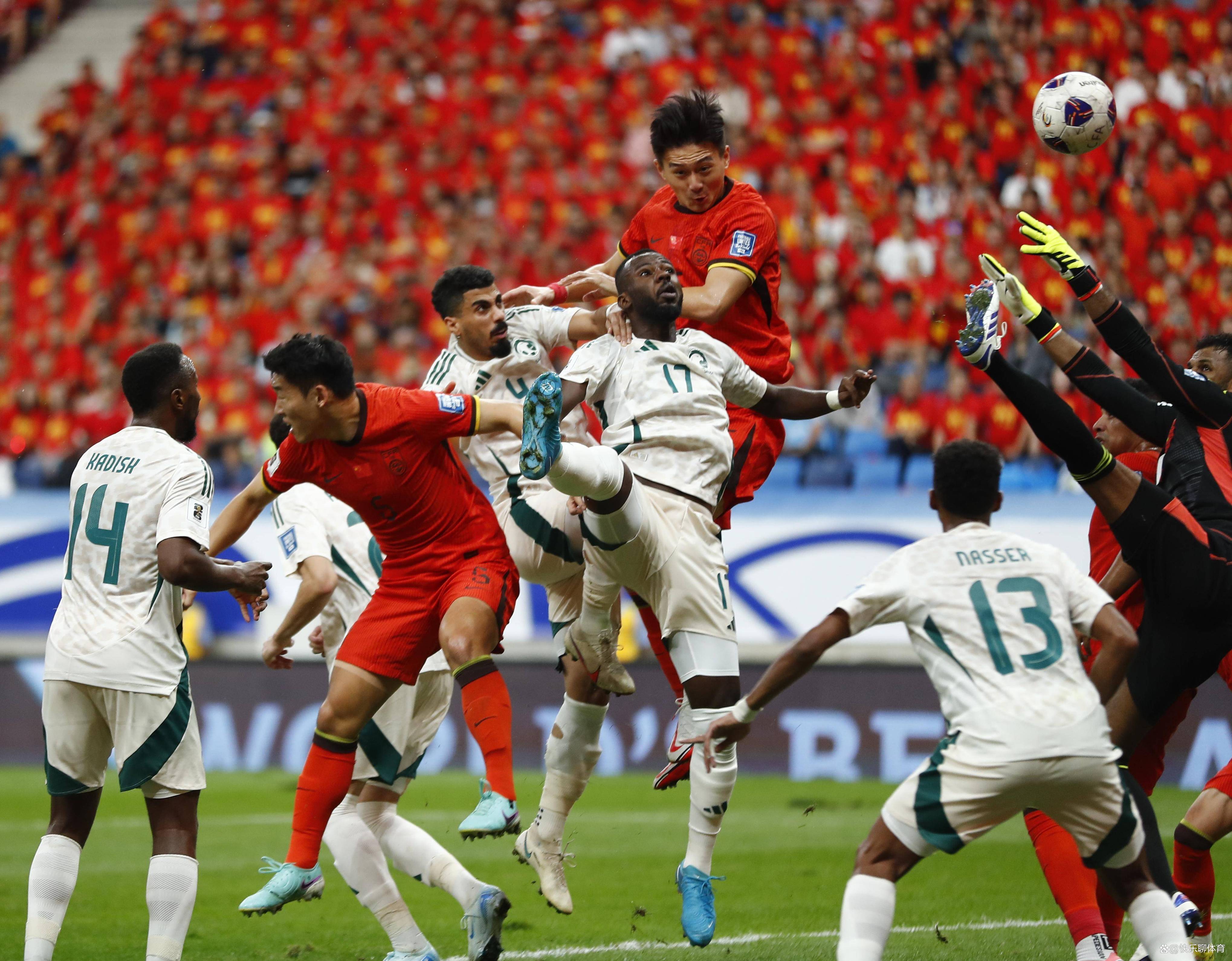 球队在比赛中奋勇拼搏争夺胜利 球队在比赛中奋勇拼搏争夺胜利