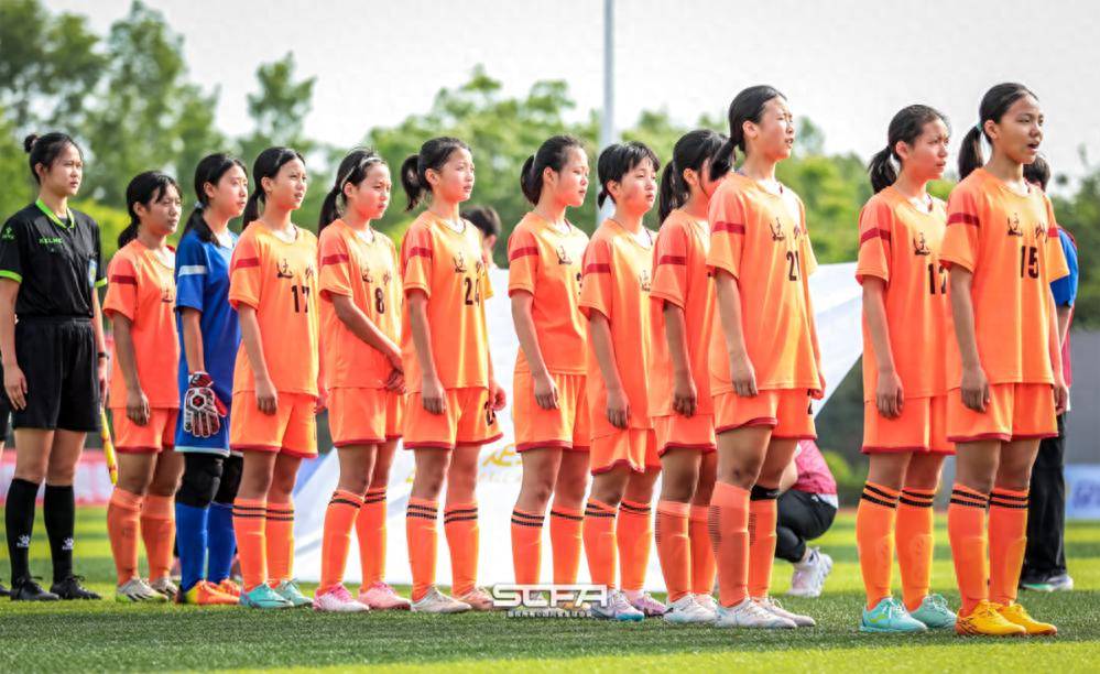 足球联赛中的拼搏精神赢得赞誉 足球联赛中的拼搏精神赢得赞誉