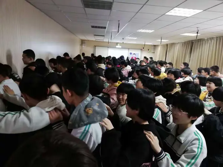 巴巴多斯冲刺全力,赢得掌声 巴巴多斯冲刺全力,赢得掌声