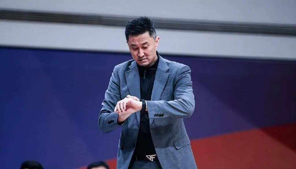 陈沁涵连中关键球，带领上海男篮取胜