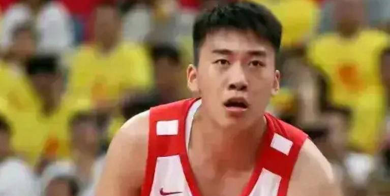 热身赛即将打响，篮球新秀争夺机会的简单介绍