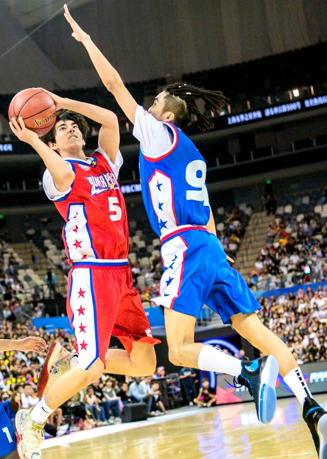 热身赛即将打响，篮球新秀争夺机会的简单介绍