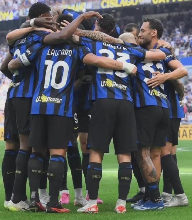 国际米兰主场大胜AC米兰,占据联赛榜首 国际米兰主场大胜AC米兰,占据联赛榜首