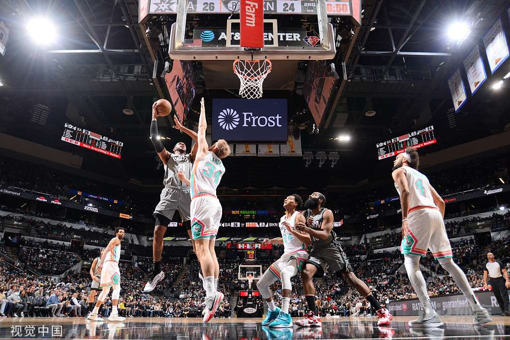 篮网主场大胜马刺取得三连胜