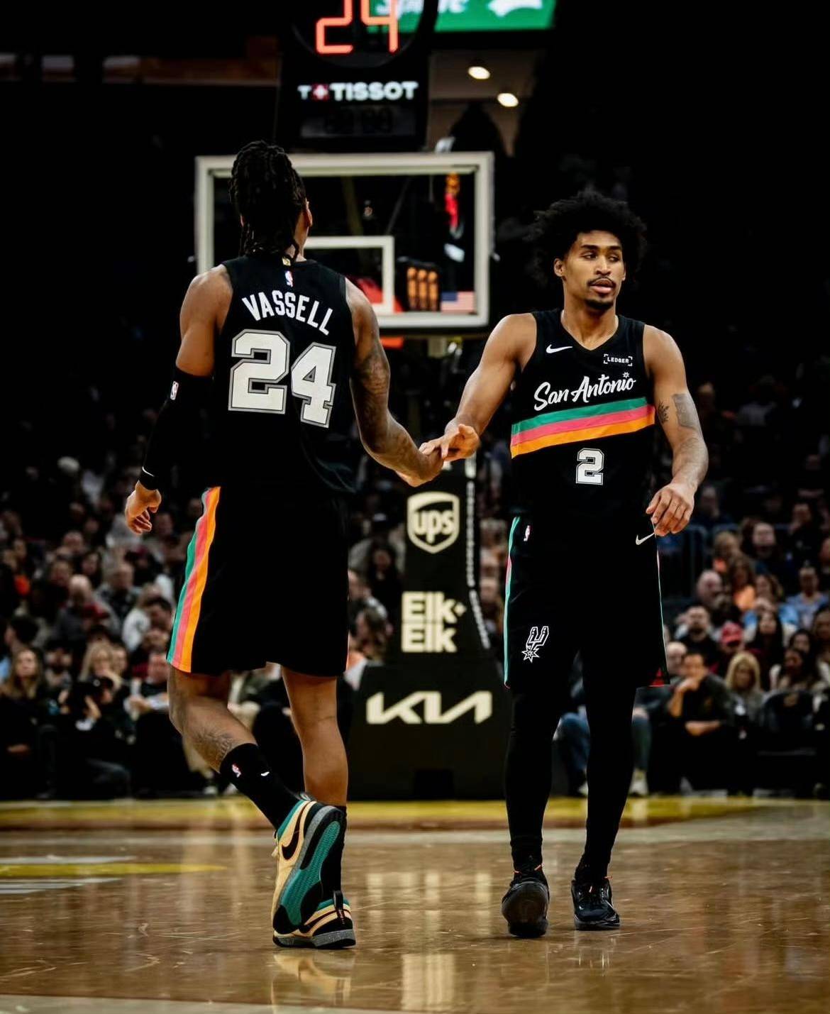 北京队横扫马刺，米切尔带队取胜