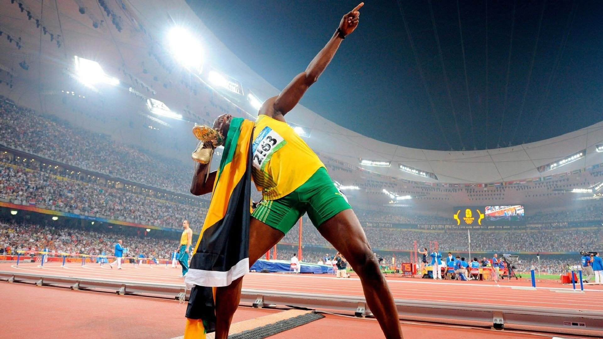 凌晨三点的城市，仿佛沉入了一潭浓墨。唯有一扇扇零星的窗，是这墨色里无声燃烧的焦痕。此刻，文明世界的某根隐秘神经被同一道电流击穿—那是来自伊比利亚半岛的风暴呼啸，是欧洲冠军联赛淘汰赛，生死一瞬的惊雷