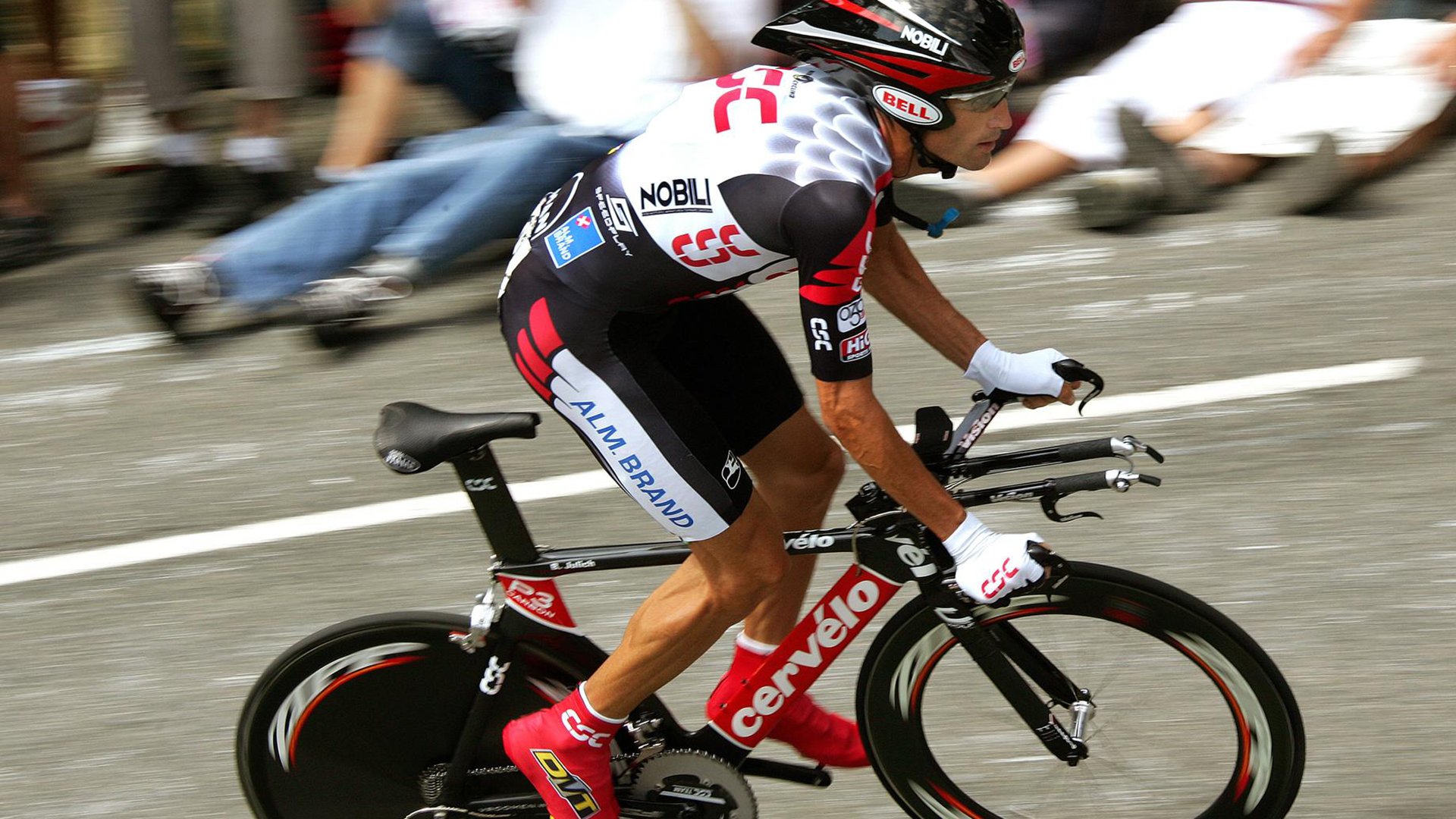 暗夜亮剑，从巴黎的星辰到伯纳乌的王座，C罗如何以双响扛起银河战舰